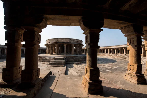 Mitawali, Madhya Pradesh, Hindistan - 26 Kasım 2019: 11. yüzyıl Chausath Yogini Tapınağı Ekattarso Mahadeva Tapınağı olarak da bilinir. Hindistan 'ın parlemento binasının bu tapınağa benzediği söyleniyor.. 