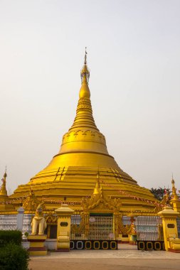 Kushinagar, Uttar Pradesh, Hindistan - 20 Mart 2013: Mahasukhamdada Chin Thargyi Pagoda, Burma Pagoda (Samridhi Chaitya Stupa). 