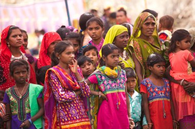 Gujarat, Hindistan - 14 Mart 2017: Rathwa kabilesinden kadın ve çocuklar Kawant, Chhota Udeur 'daki geleneksel Holi kutlamalarına katıldılar. 