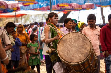 Gujarat, Hindistan - 14 Mart 2017: Rathwa kabilesinden bir adam Kawant, Chhota Udeur 'daki geleneksel Holi kutlamalarına katıldı. 
