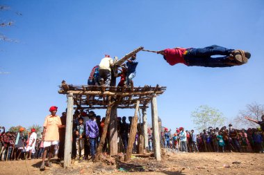 Gujarat, Hindistan - 14 Mart 2017: Rathwa kabile cemaati Kawant, Chhota Udeur 'daki geleneksel Holi kutlamalarına katıldı. 