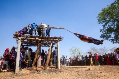 Gujarat, Hindistan - 14 Mart 2017: Rathwa kabile cemaati Kawant, Chhota Udeur 'daki geleneksel Holi kutlamalarına katıldı. 