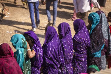 Gujarat, Hindistan - 14 Mart 2017: Rathwa kabilesinden kadın ve çocuklar Kawant, Chhota Udeur 'daki geleneksel Holi kutlamalarına katıldılar. 