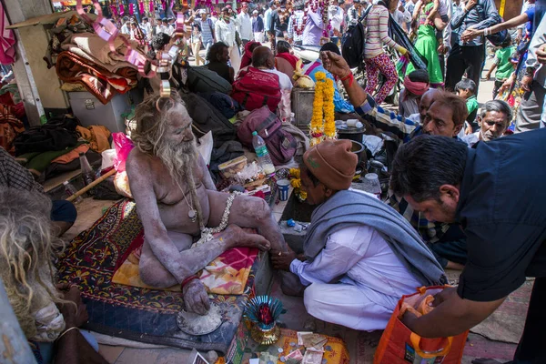 Junagadh Gujarat Indien Mars 2016 Hängiven Söker Välsignelser Från Naga — Stockfoto