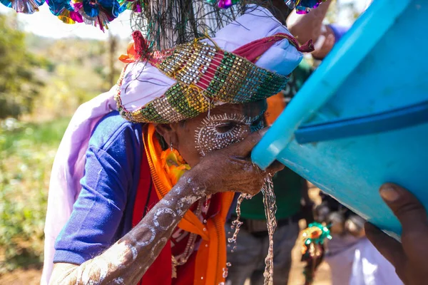 Gujarat Índia Março 2017 Homem Tribo Rathwa Bebe Água Durante — Fotografia de Stock