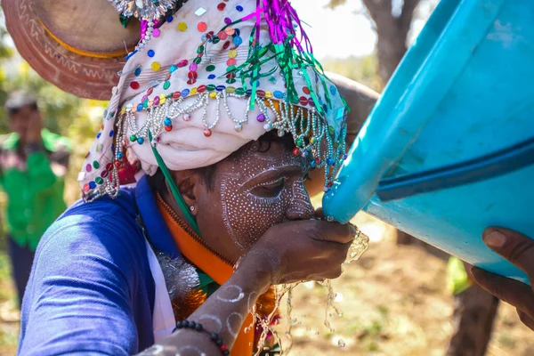 Gujarat Índia Março 2017 Homem Tribo Rathwa Bebe Água Durante — Fotografia de Stock