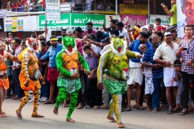 Thrissur, Kerala, Hindistan / 10 Eylül 2014: Eğitimli dansçılar vücutlarını kaplan rengine boyatırlar ve 200 yıllık ünlü Pulikali dansına katılırlar. 