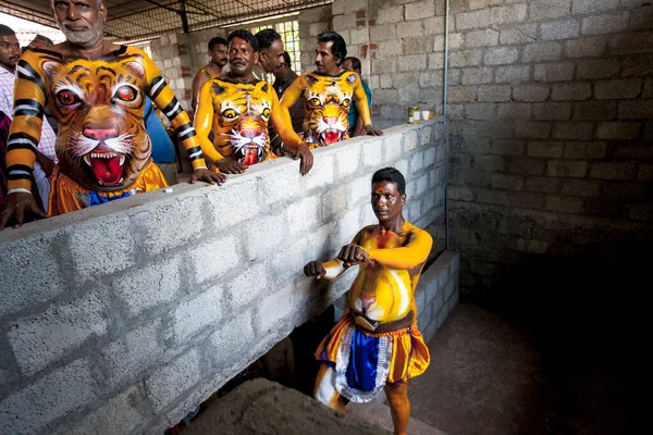 Thrissur Kerala Índia Setembro 2014 Dançarinos Treinados Pintam Seu Corpo — Fotografia de Stock