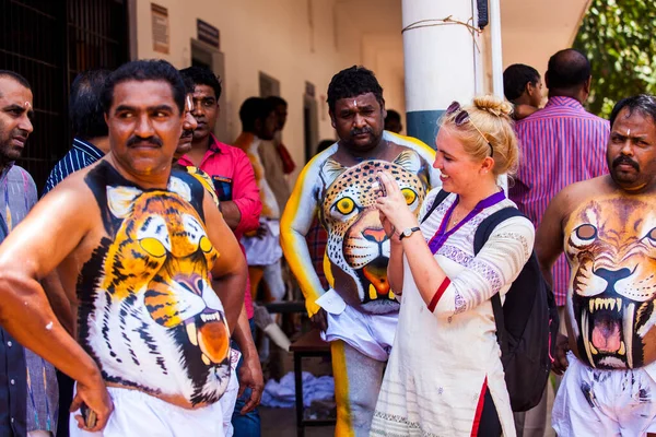 Thrissur, Kerala, Hindistan / 10 Eylül 2014: Eğitimli dansçılar, 200 yıllık ünlü Pulikali dansına katılmaya hazırlanırken vücutlarını kaplan rengine boyatıyorlar. 