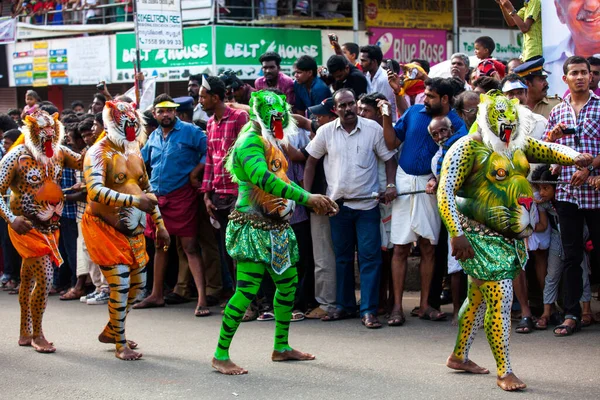 Thrissur Kerala Hindistan Eylül 2014 Eğitimli Dansçılar Vücutlarını Kaplan Rengine — Stok fotoğraf