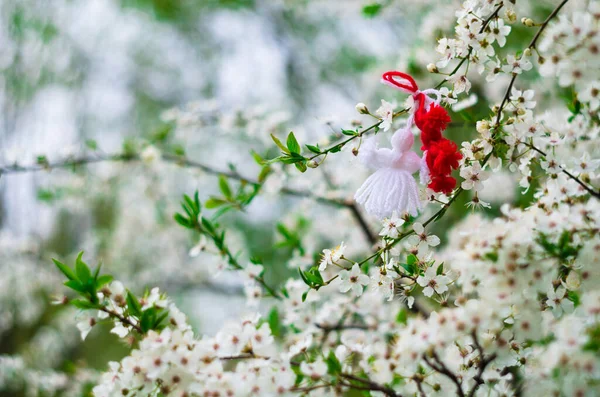 Rood Wit Mooie Martisor Opknoping Aan Takken Van Bloeiende Boom — Stockfoto