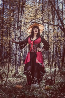 Karanlık ormanda cadı