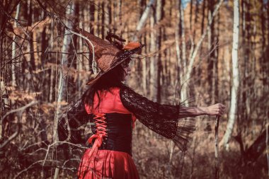 Karanlık ormanda cadı