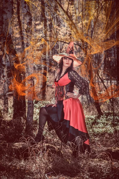 Sorcière dans la forêt sombre — Photo