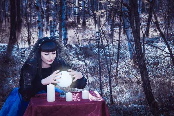 Sorcière dans la forêt — Photo