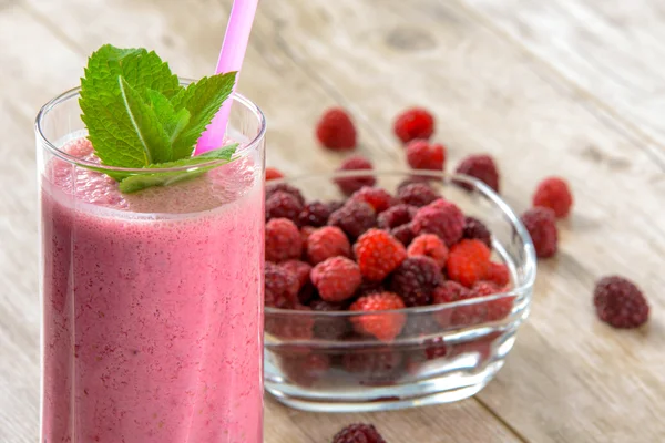 Gesunder und appetitanregender Himbeer-Smoothie — Stockfoto