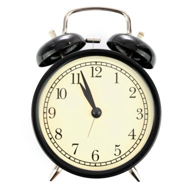 Klasik retro alarm saati, yakın plan gölgesi olmayan beyaz bir arkaplanda izole edilmiş.