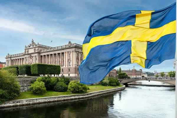 瑞典议会 Riksdag 和以瑞典国旗为前奏的Lilla Vartan海峡上的Riksbank桥的建造 — 图库照片