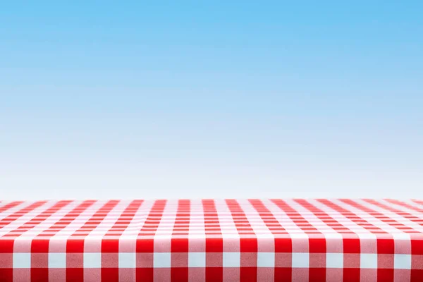 Італійський Кухонний Шаблон Чистий Стіл Червоною Скатертиною Синьому Тлі Неба — стокове фото