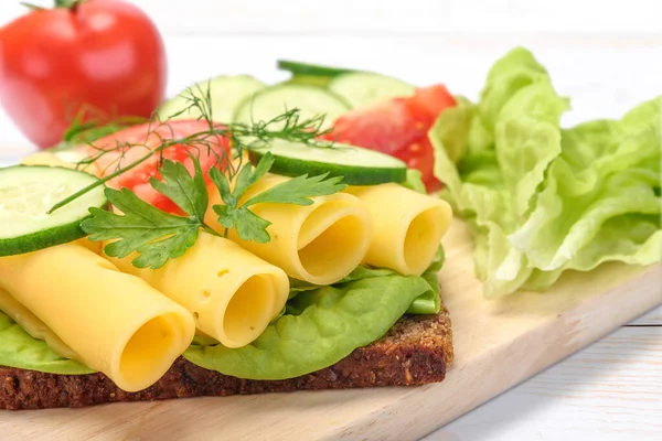 Concepto Alimentación Saludable Sándwich Fresco Multicolor Con Pan Queso Integral —  Fotos de Stock