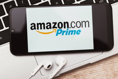 Krakow, Polonya - 08 Kasım 2020: Akıllı telefon ekranında Amazon Prime tabelası. Amazon Prime, Amazon tarafından sunulan ve müşterilere müzik, video, dağıtım gibi birçok avantaja erişim sağlayan ücretli bir abonelik hizmetidir..