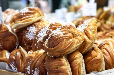 Stockholm, İsveç - 09 Ağustos 2019: Kanelbullar - Yakın plan İsveç tarçınlı çörekler