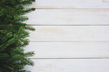 Noel süsleme konsepti - Eski beyaz ahşap bir masanın üzerindeki ladin dalları kopya alanı (düşük tonlar))