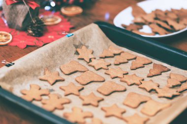 Ev yapımı zencefilli Noel kurabiyelerini kırsal tarzda hazırlama imajını kabul et (düşük ton).
