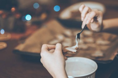 Evde Noel veya yeni yıl partisi için kurabiye hazırlayan kadın (sinematik renk derecelendirmesi)