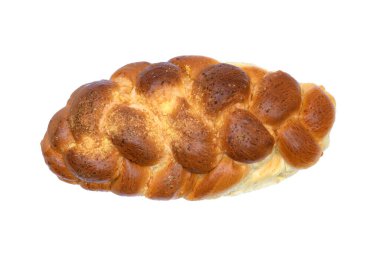 Beyaz arkaplanda zopf, challah, etek ya da brioche (yüksek detay) adı verilen geleneksel tatlı maya ekmeğinin üst görünümü)
