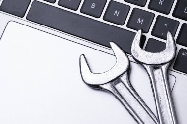 Bilgisayar onarım ve bilişim endüstrisi destek konsepti - yakın plan dizüstü bilgisayar klavyesindeki çelik metal anahtarlar