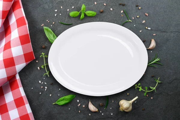 Класичний Італійський Кулінарний Шаблон Вид Білої Пустої Керамічної Тарілки Старовинному — стокове фото