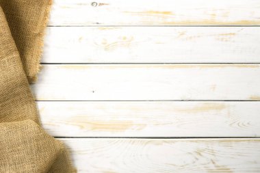 Kırsal mutfak şablonu - Çuvallı beyaz, boş, eski bir ahşap masanın üst görüntüsü