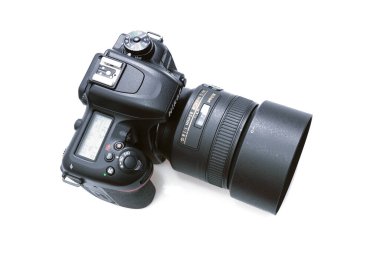 Krakow, Polonya - 09 Nisan 2021: Modern Nikon D7500 DSLR kamerasının üst görüntüsü beyaz arka planda izole edildi. Nikon optik ve görüntüleme ürünlerinde uzmanlaşmış ünlü bir Japon şirketidir.