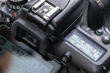 Krakow, Polonya - 09 Nisan 2021: Beyaz bir arkaplanda izole edilmiş modern Nikon D7500 DSLR kamera. Nikon optik ve görüntüleme ürünlerinde uzmanlaşmış ünlü bir Japon şirketidir.