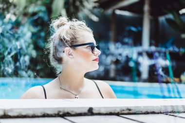 Mavi su havuzunda poz kadın 