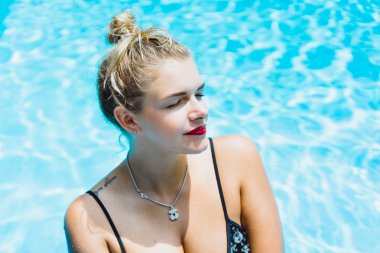 Mavi su havuzunda poz kadın 