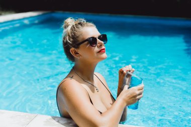 Mavi su havuzunda poz kadın 