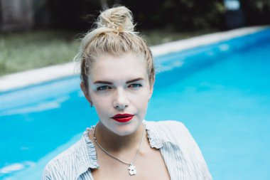 Mavi su havuzunda poz kadın 