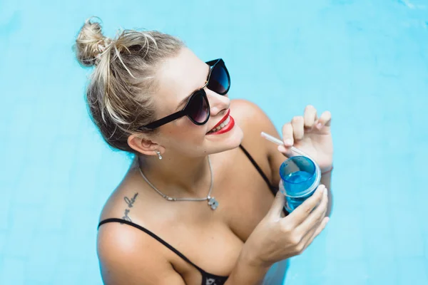 Mujer posando en un charco de agua azul —  Fotos de Stock
