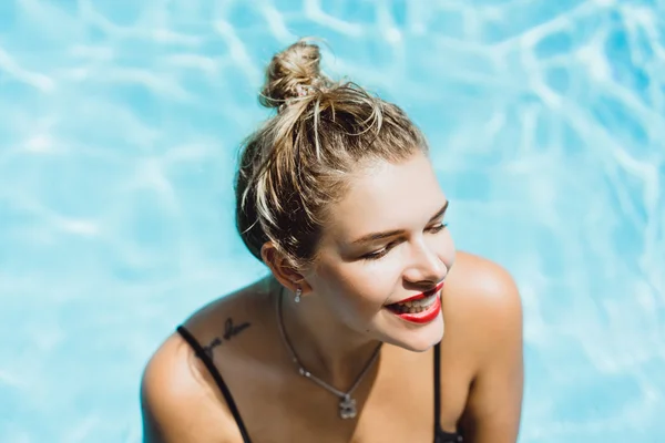 Mavi su havuzunda poz kadın — Stok fotoğraf