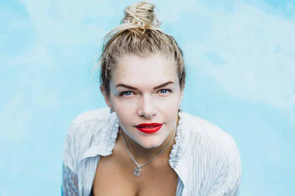 Mulher posando em uma piscina de água azul — Fotografia de Stock