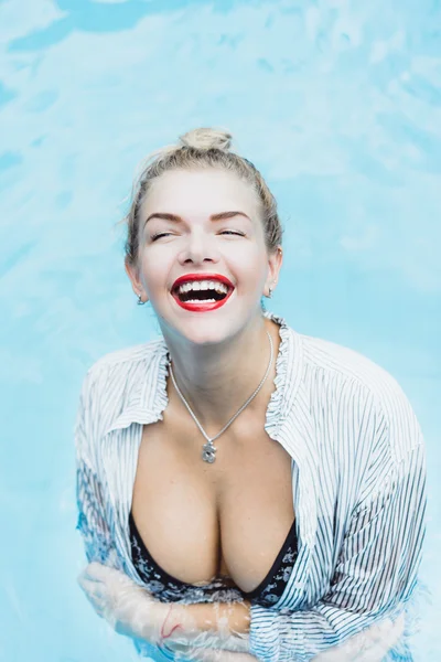 푸른 물이 수영장에 포즈를 취하는 여자 — 스톡 사진