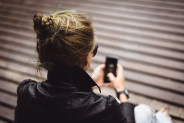 kadının elindeki cep telefonu ile