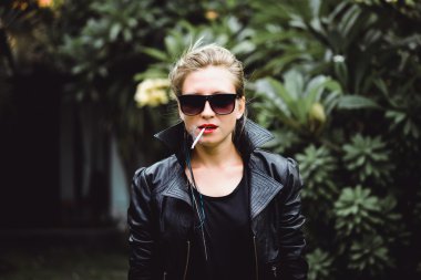 güzel bir kadın sigara içiyor.