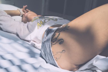  yatakta kadın liing