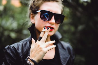 güzel bir kadın sigara içiyor.