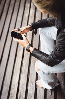 kadının elindeki cep telefonu ile