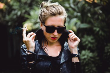 güzel bir kadın sigara içiyor.