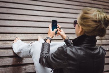 kadının elindeki cep telefonu ile